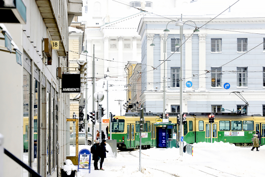 Raitiovaunu talvella Helsingissä, taustalla kaupungintalo ja tuomiokirkko