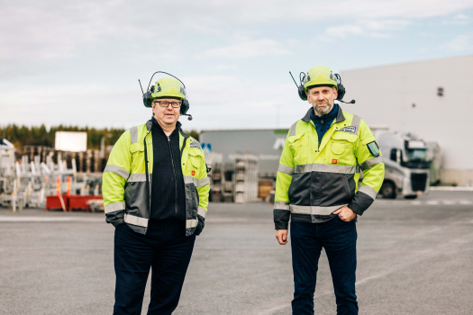 Mäkelä Alun omistaja Petri Mäkelä ja toimitusjohtaja Marko Orpana seisovat tehtaan pihalla