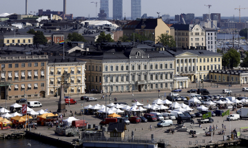 Kuvassa Helsingin kauppatori, kaupungintalo, presidentinlinna ja Kalasataman tornit.