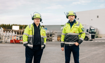 Mäkelä Alun omistaja Petri Mäkelä ja toimitusjohtaja Marko Orpana seisovat tehtaan pihalla