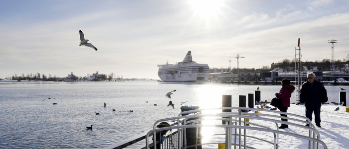 Talvinen maisema Etelärannasta, taustalla Silja Line -laiva.